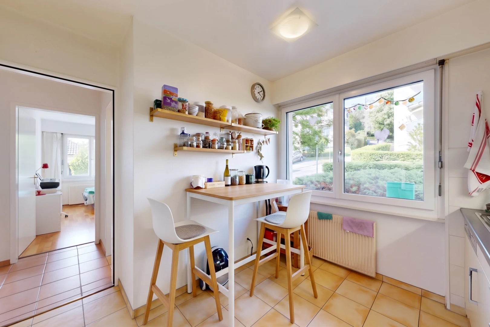 cuisine avec radiateur, light floor, open shelves, étagères ouvertes, et drywall