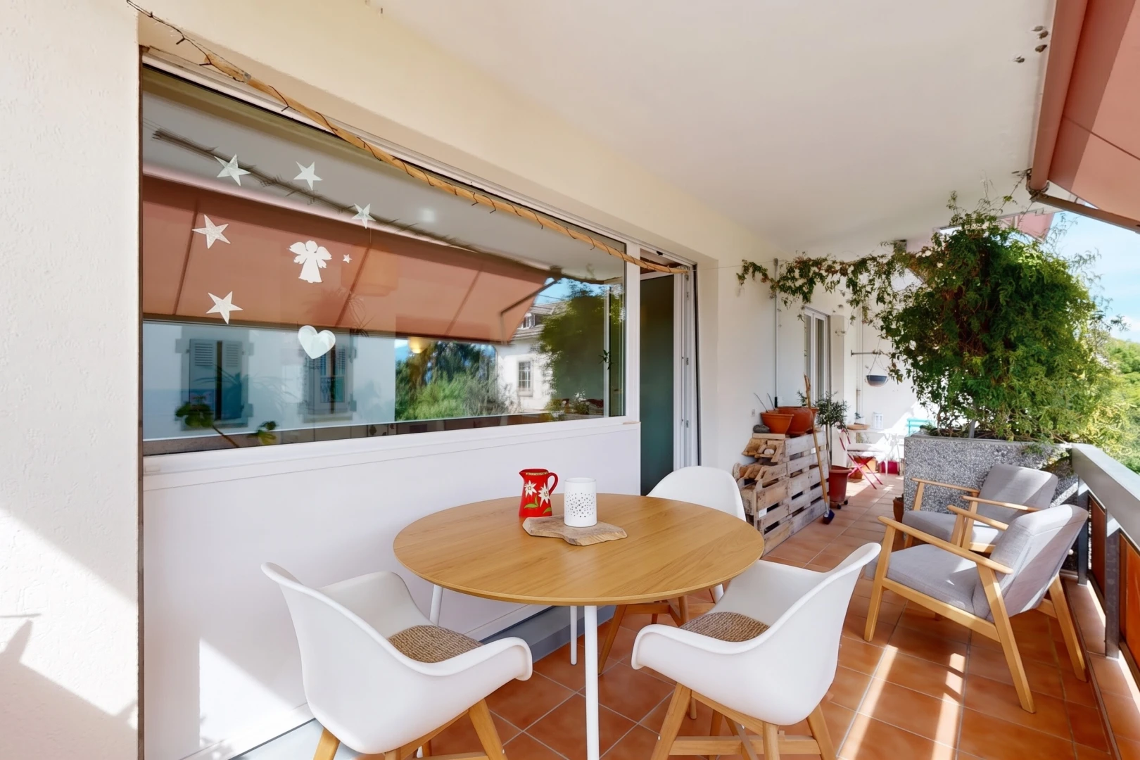 terrasse avec coin repas extérieur