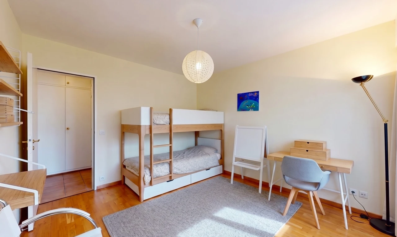 chambre avec espace bureau, drywall, cloison sèche, éclairage suspendu, et placard