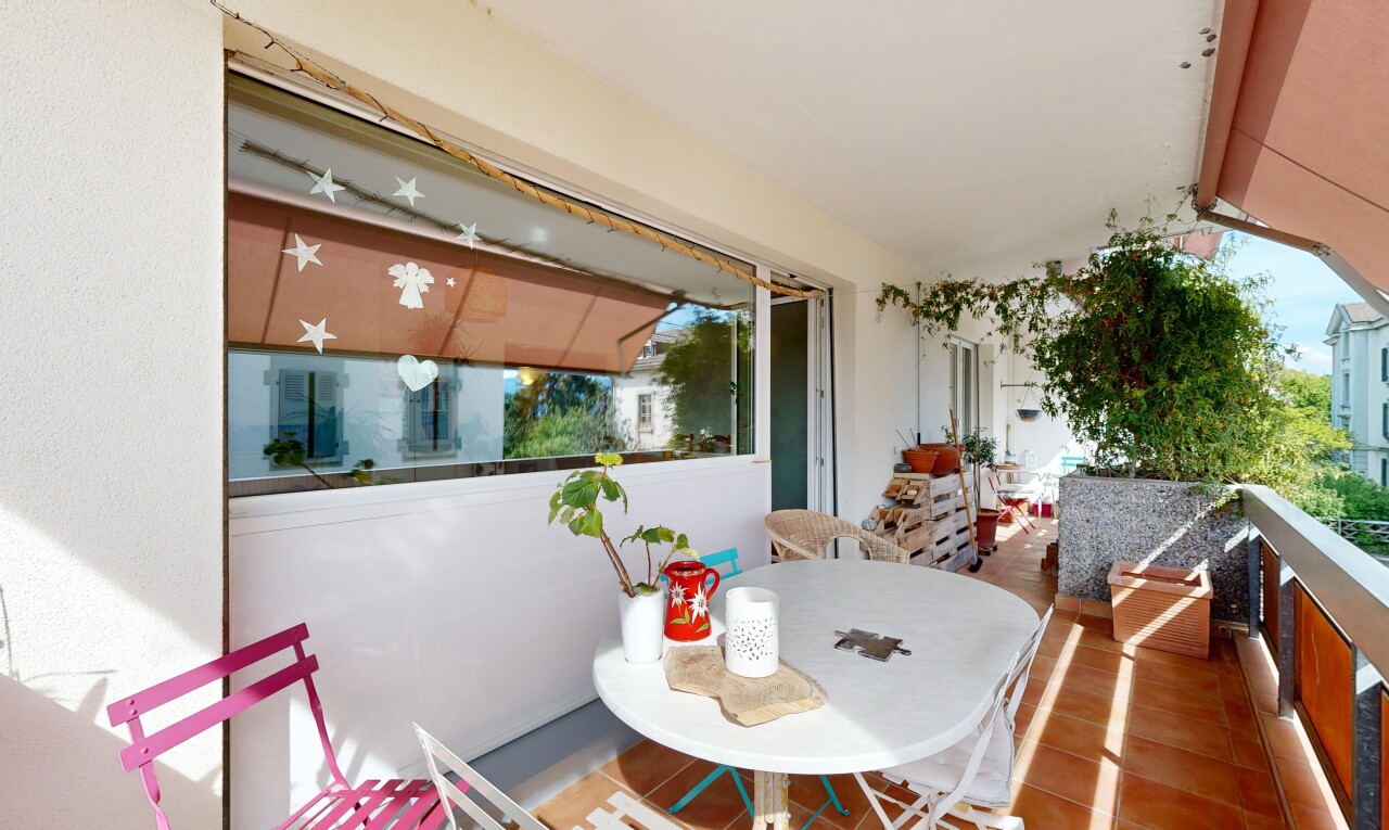 balcony featuring outdoor dining area