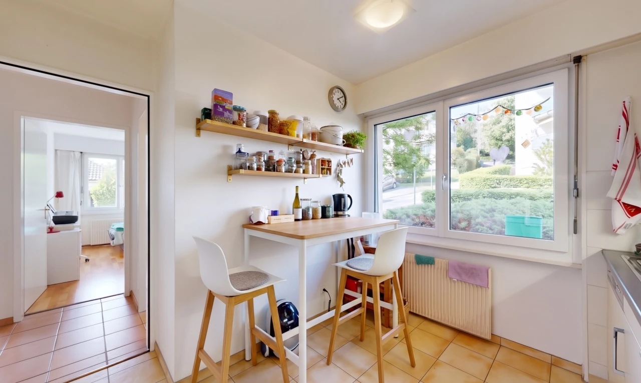 cuisine avec radiateur, light floor, open shelves, étagères ouvertes, et drywall