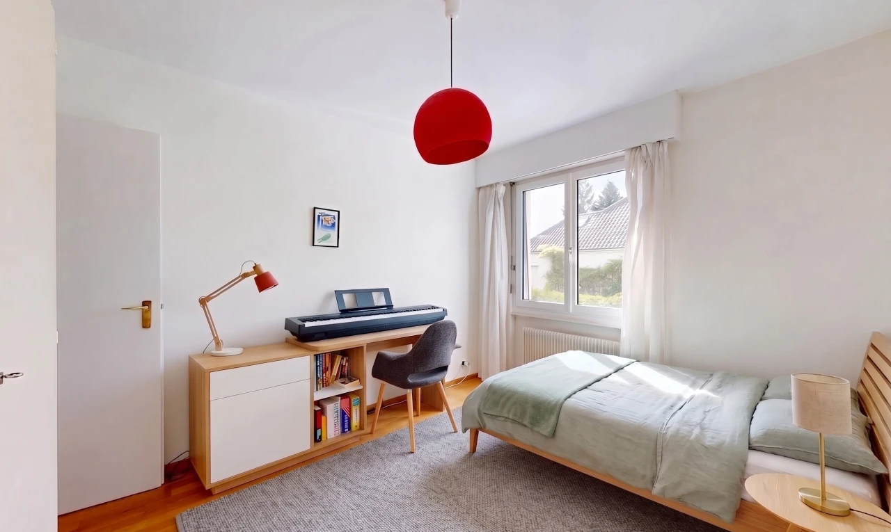 chambre avec éclairage suspendu, cloison sèche, drywall, sol en finition bois, et wood finish floor