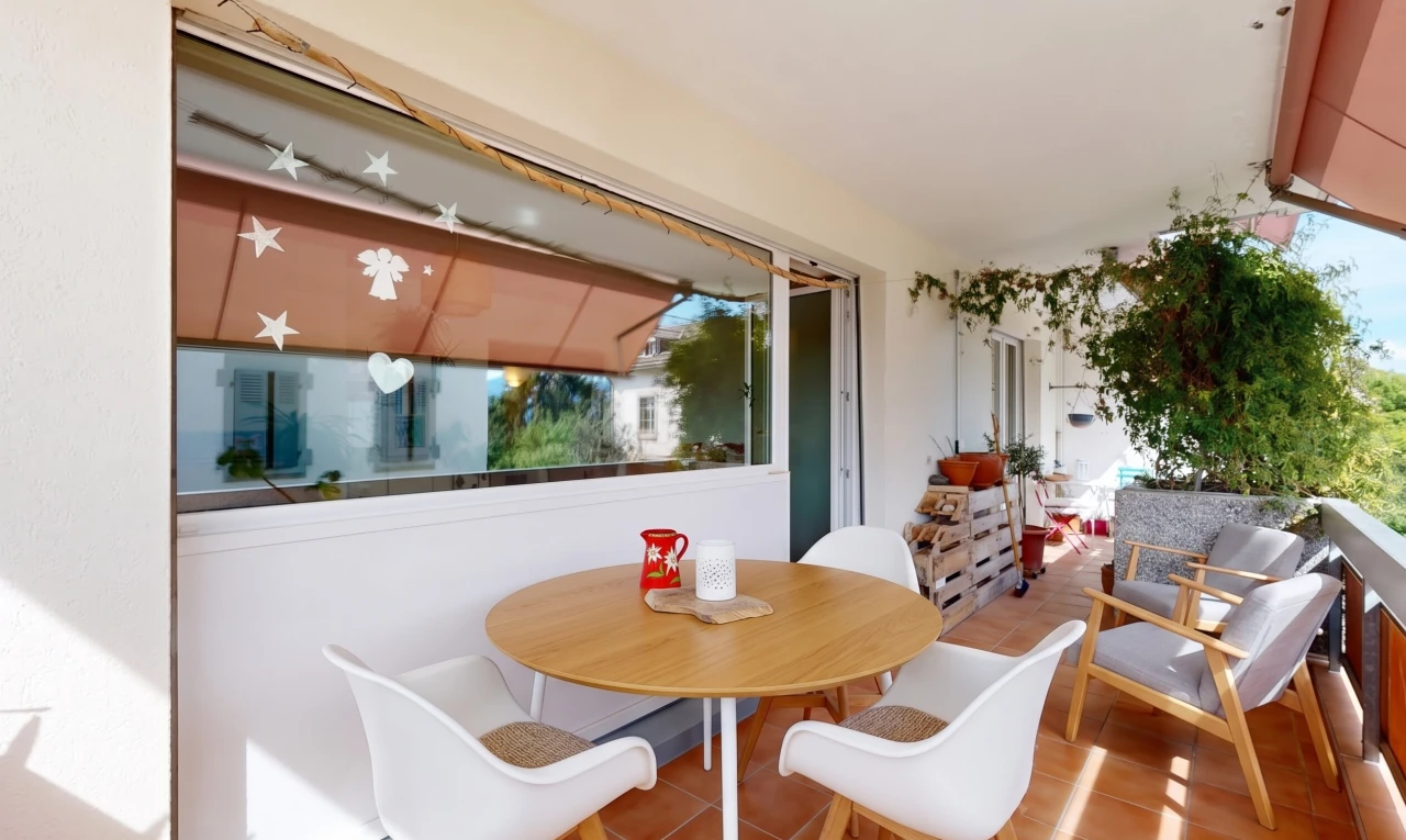 terrasse avec coin repas extérieur