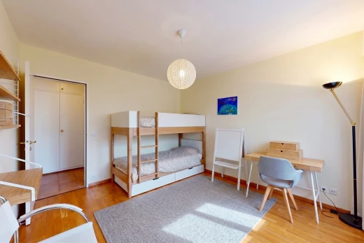 chambre avec espace bureau, drywall, cloison sèche, éclairage suspendu, et placard