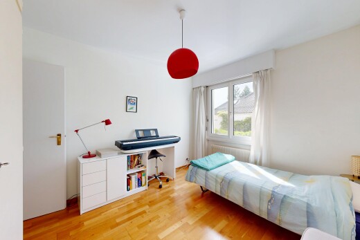 chambre avec lumière naturelle, natural light, cloison sèche, drywall, et sol en finition bois