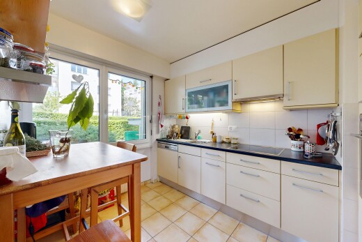 küche mit dark countertops, arbeitsplatten, küchenrückwand beim herd, küchenrückwand beim Herd, und light floor