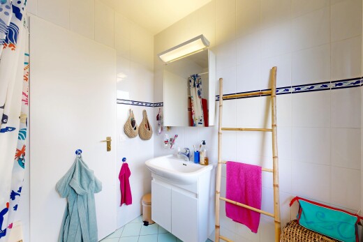 bad mit schminktisch, spiegel, light floor, komplettes badezimmer, und inside property
