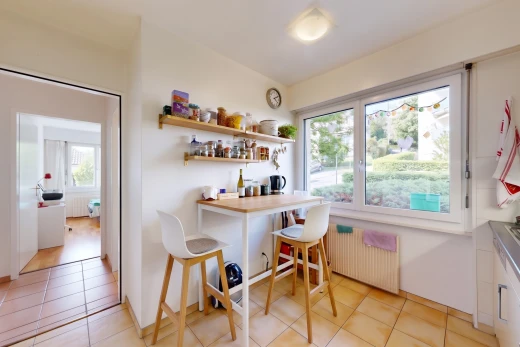 cuisine avec radiateur, light floor, open shelves, étagères ouvertes, et drywall