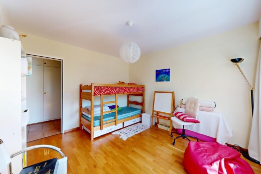 chambre avec drywall, cloison sèche, wood finish floor, sol en finition bois, et inside property