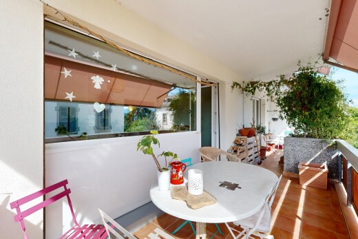 balkon mit essbereich im freien