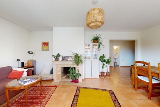 wohn- / esszimmer mit drywall, gipskartonwand, inside property, kamin, und tile floor