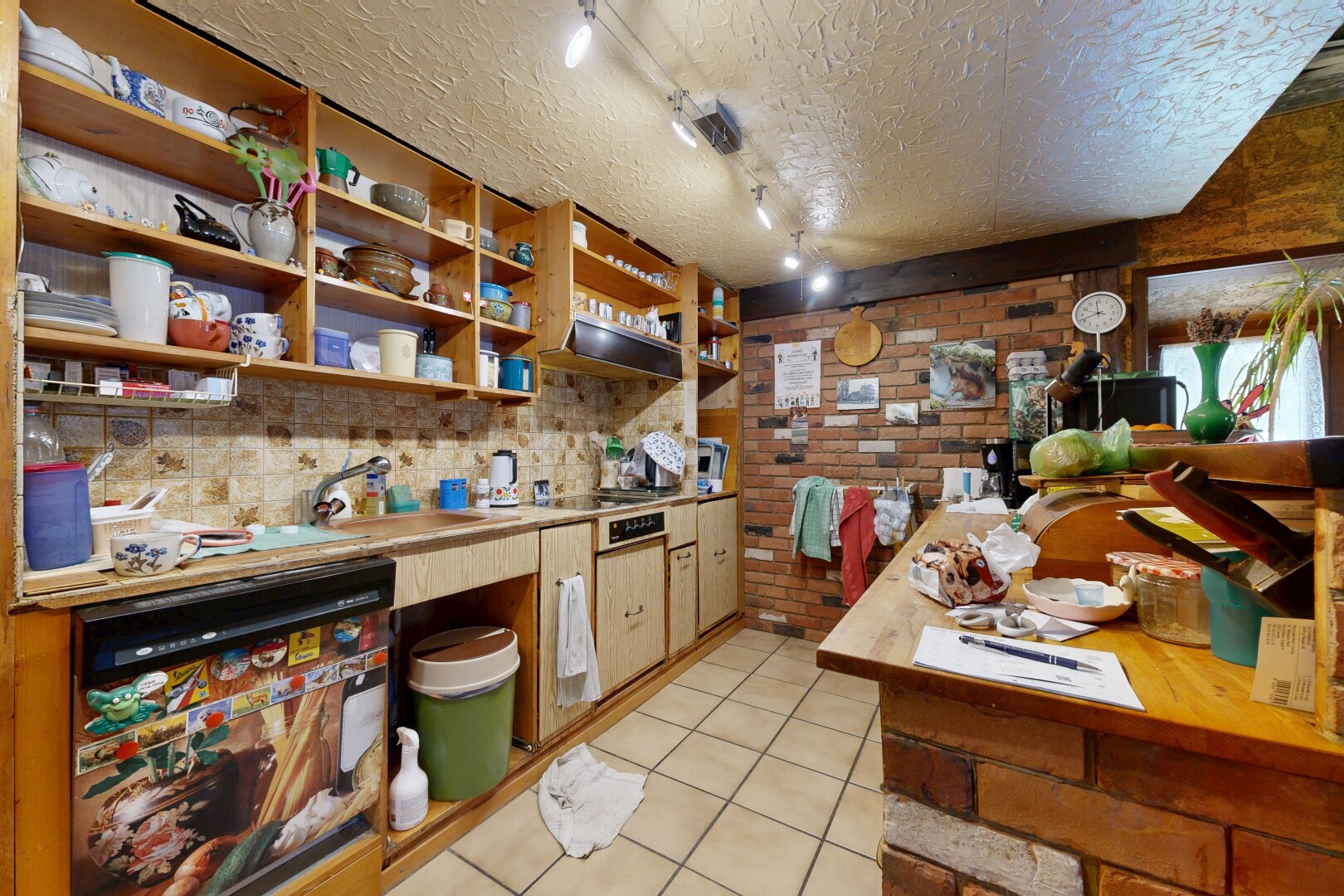 küche mit light countertops, light floor, inside property, spritzputz decke, und textured ceiling