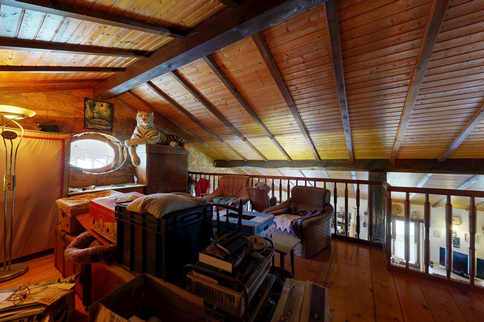 zimmer / schlafzimmer mit holzfußboden, wood finish floor, inside property, hardwood floor, und dachschräge