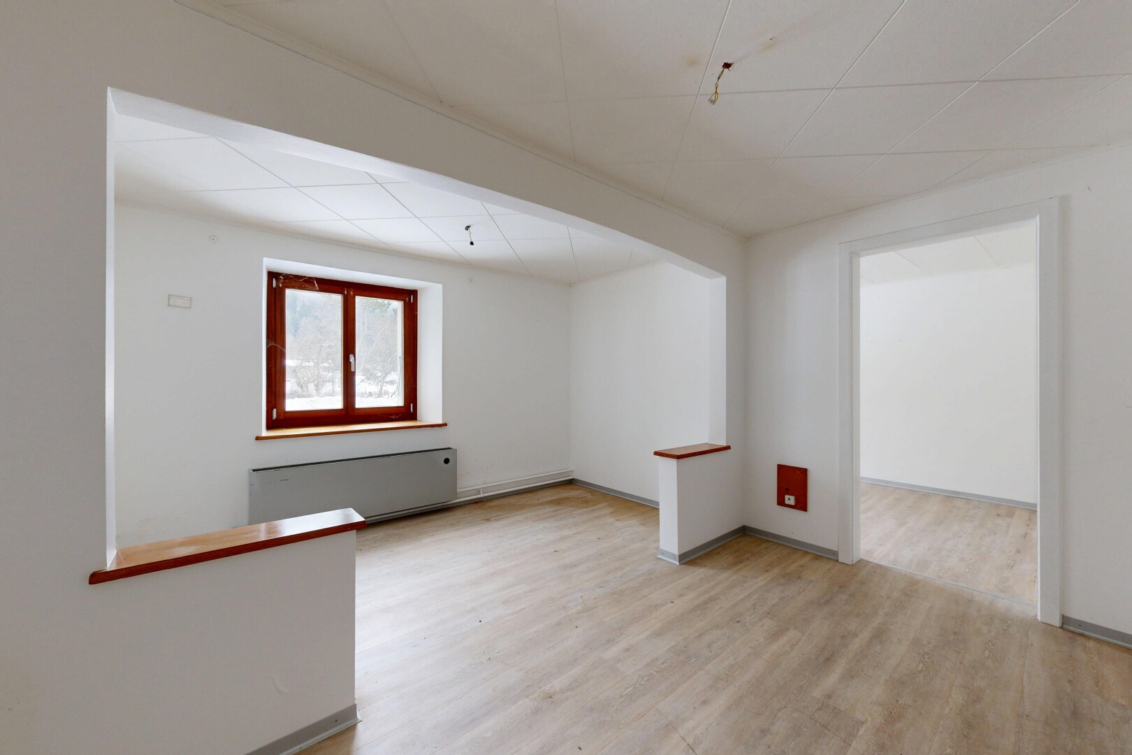 leerer raum mit inside property, holzfußboden, wood finish floor, gipskartonwand, und drywall