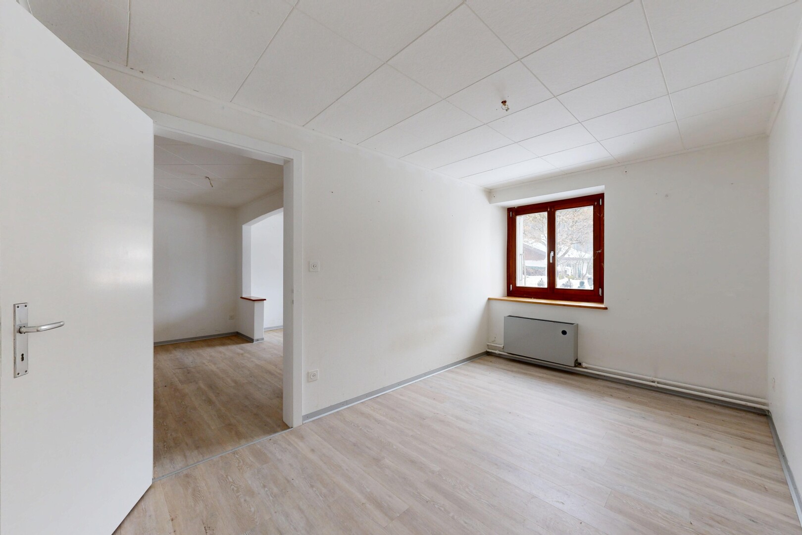 leerer raum mit holzfußboden, wood finish floor, inside property, gipskartonwand, und drywall