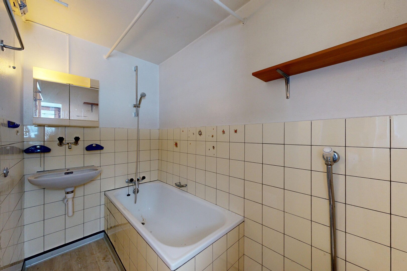 bad mit spiegel, komplettes badezimmer, inside property, fliesenwand, und tile wall