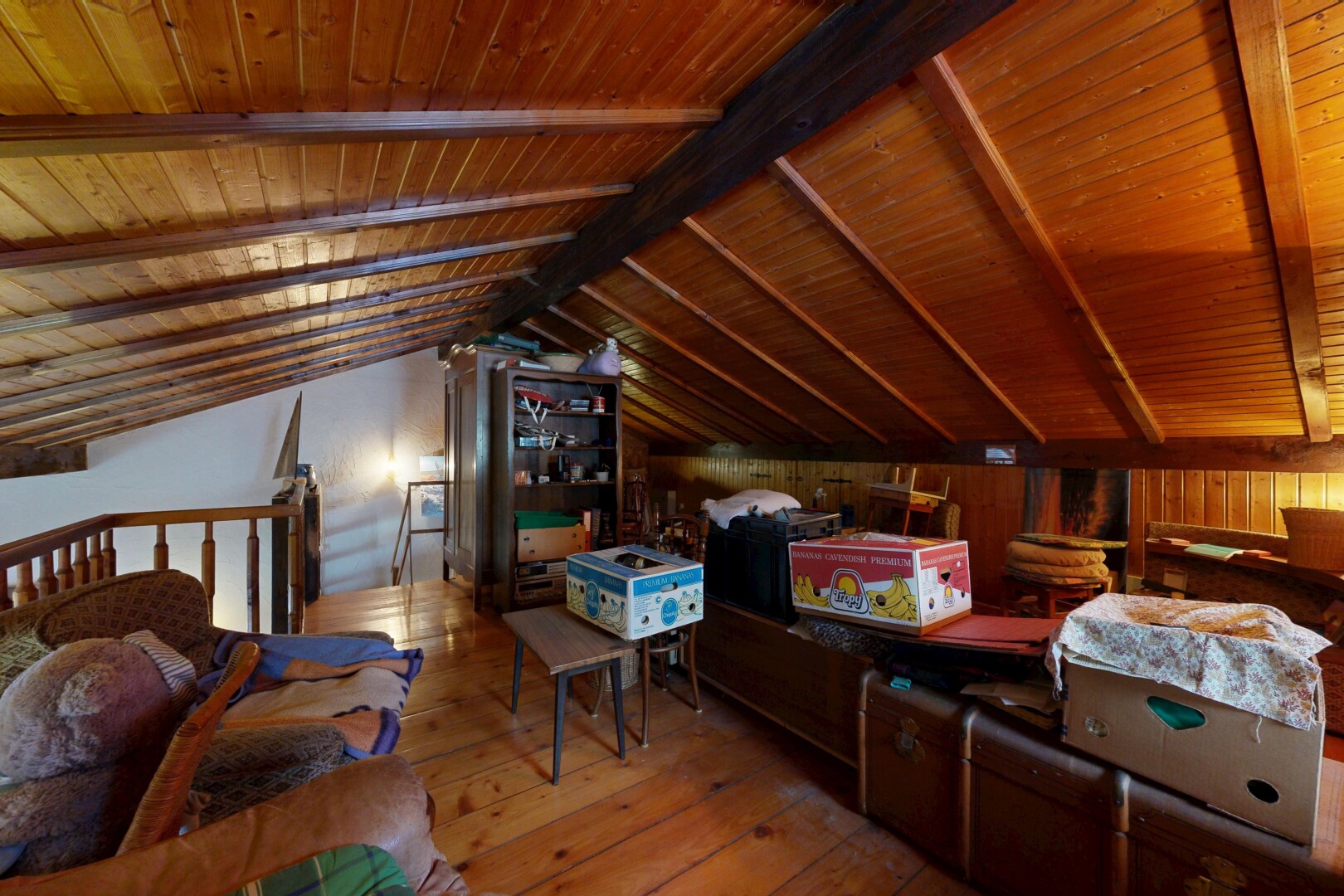 wohnzimmer mit holzdecke, wood ceiling, balkendecke, beamed ceiling, und hardwood floor