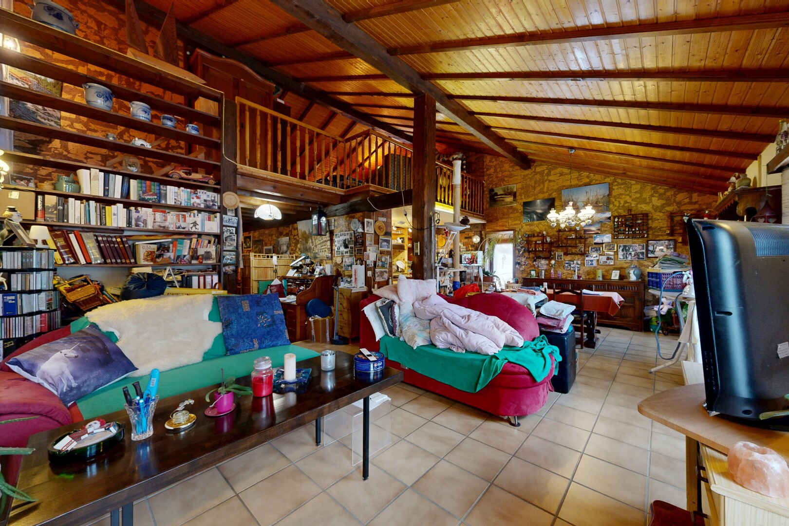 wohnzimmer mit inside community, dachschräge, vaulted ceiling, fliesenboden, und tile floor