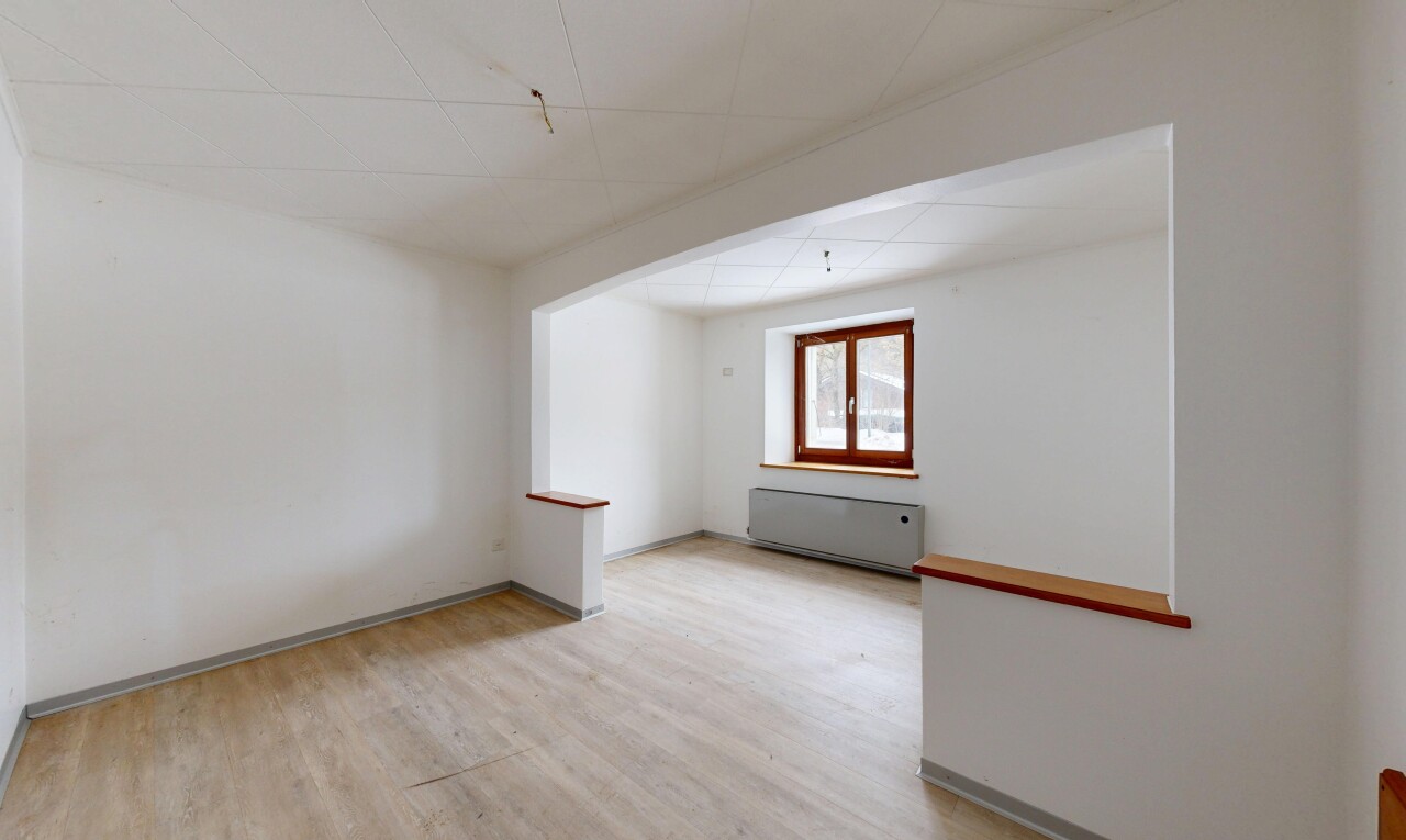 leerer raum mit gipskartonwand, drywall, holzfußboden, wood finish floor, und natürliches licht