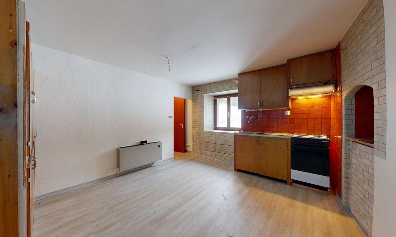 küche mit brick wall, ziegelwand, light floor, inside property, und dunstabzugshaube