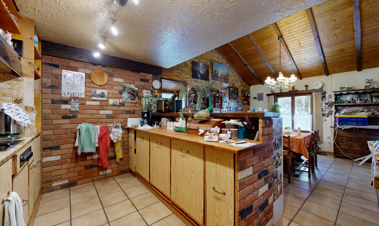 küche mit inside property, ziegelwand, brick wall, fliesenboden, und tile floor