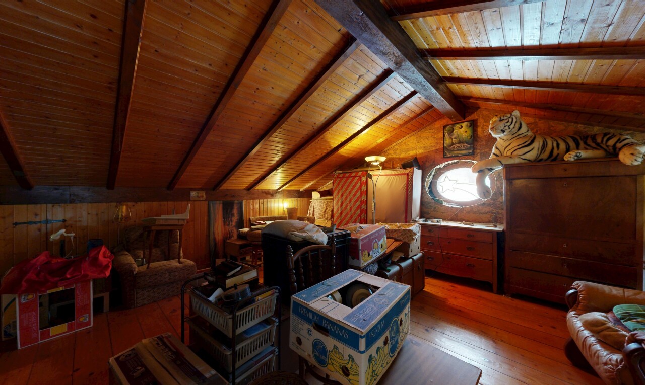 wohnzimmer mit holzwand, wood wall, holzfußboden, wood finish floor, und inside property