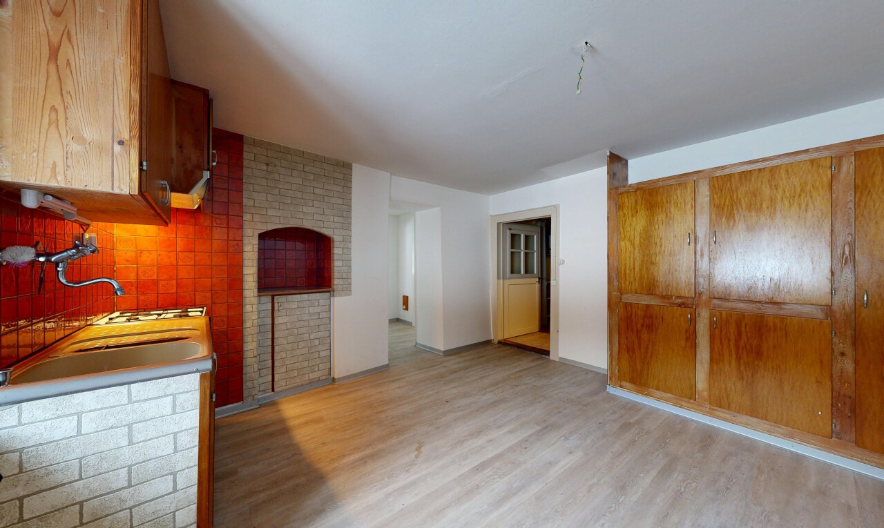 küche mit holzfußboden, wood finish floor, arbeitsplatten, light countertops, und inside property