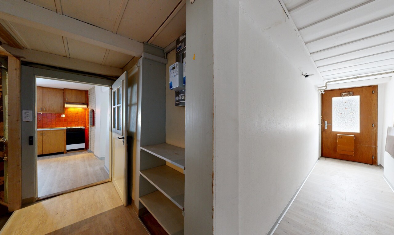 halle / korridor mit light floor, wood finish floor, holzfußboden, inside property, und küchenrückwand beim Herd