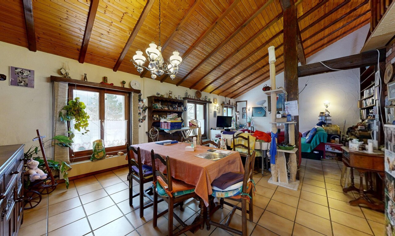 esszimmer mit inside property, gipskartonwand, drywall, balkendecke, und beamed ceiling