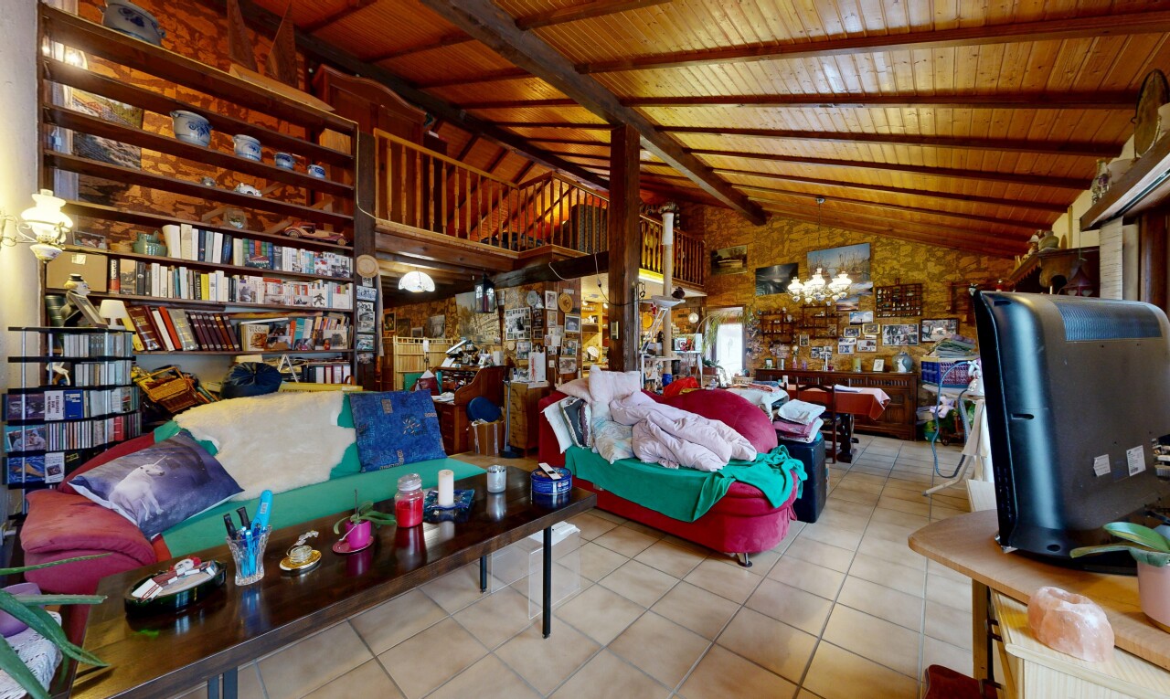 wohnzimmer mit inside community, dachschräge, vaulted ceiling, fliesenboden, und tile floor