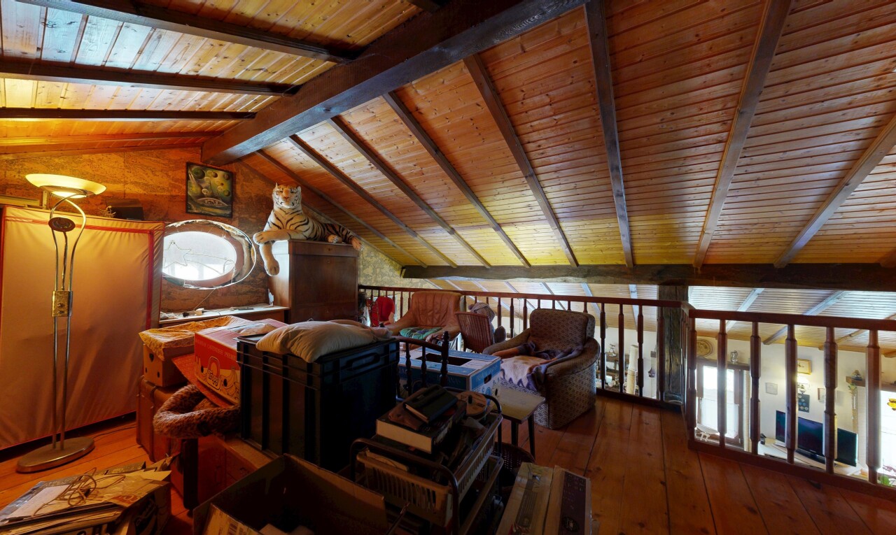 zimmer / schlafzimmer mit holzfußboden, wood finish floor, inside property, hardwood floor, und dachschräge