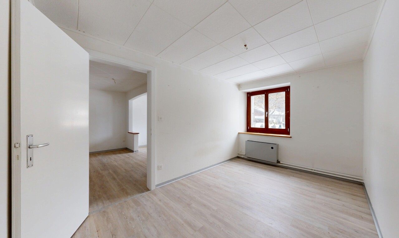 leerer raum mit holzfußboden, wood finish floor, inside property, gipskartonwand, und drywall