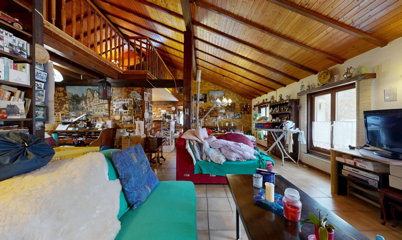 wohnzimmer mit inside property, fernseher, fliesenboden, tile floor, und balkendecke