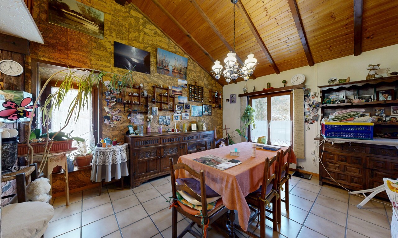 esszimmer mit balkendecke, beamed ceiling, inside property, fernseher, und hohe decke