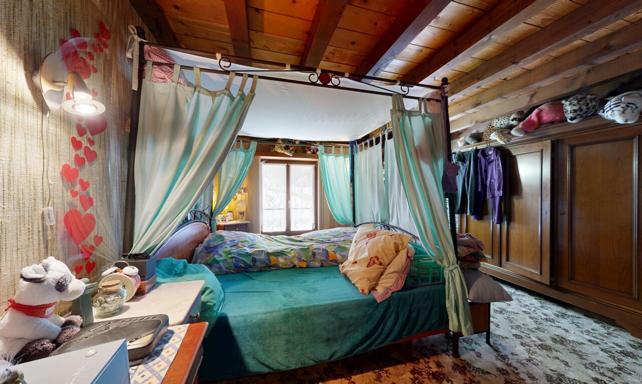 zimmer / schlafzimmer mit inside property, natürliches licht, und natural light