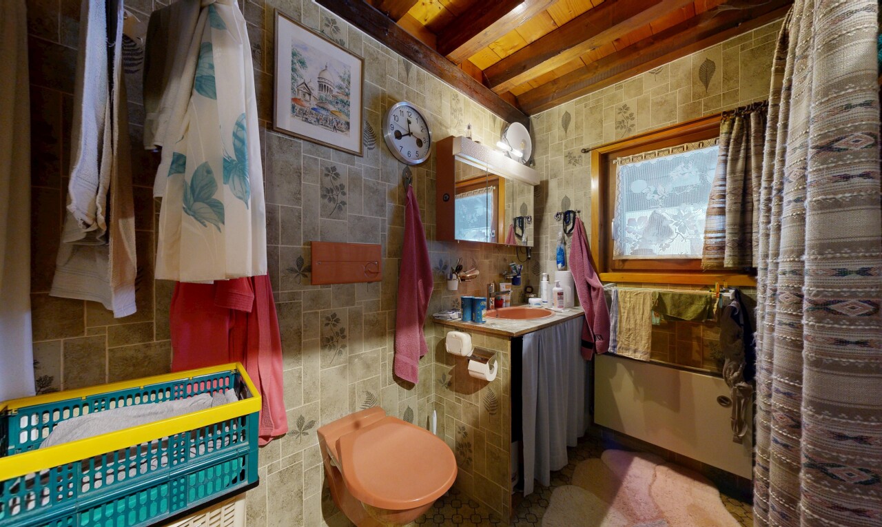 bad mit inside property, spiegel, holzdecke, wood ceiling, und komplettes badezimmer