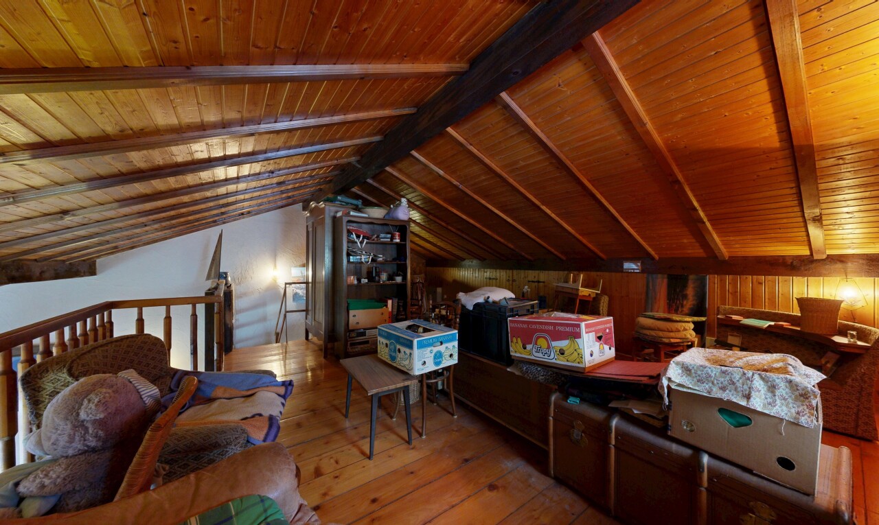 wohnzimmer mit holzdecke, wood ceiling, balkendecke, beamed ceiling, und hardwood floor