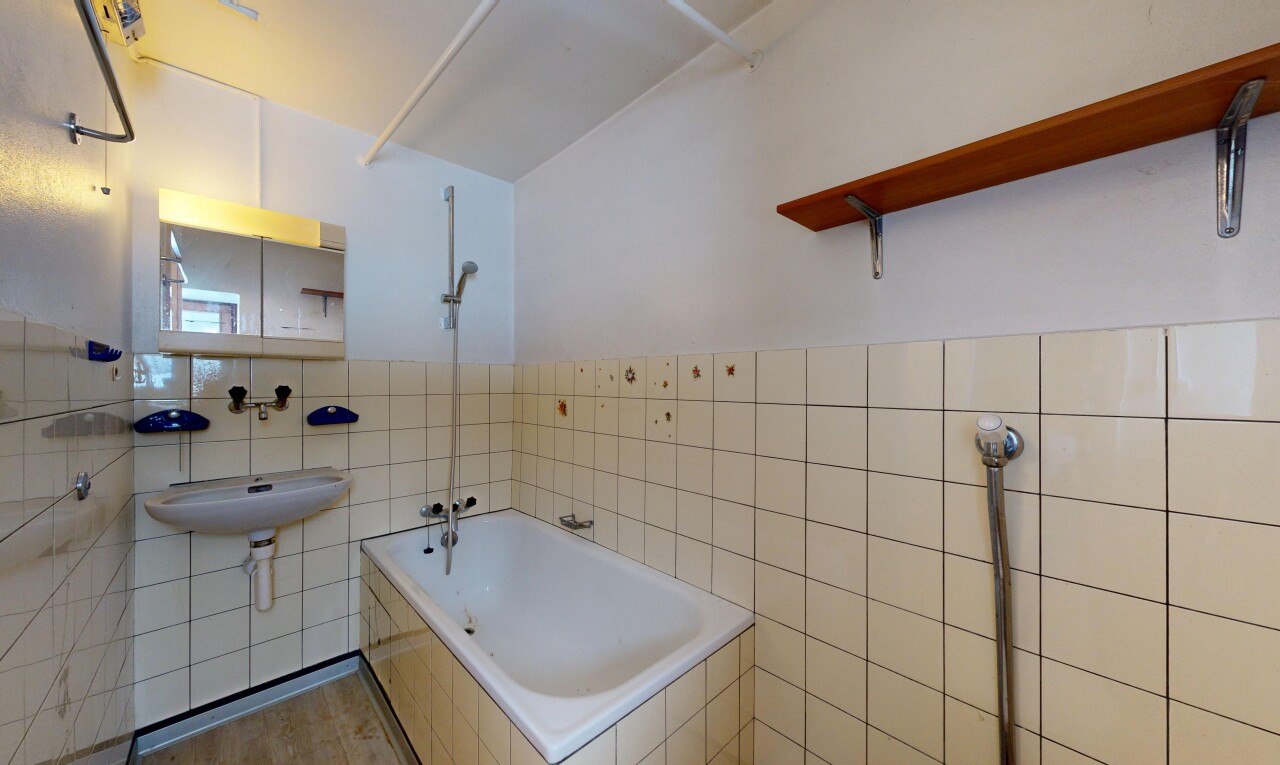 bad mit spiegel, komplettes badezimmer, inside property, fliesenwand, und tile wall