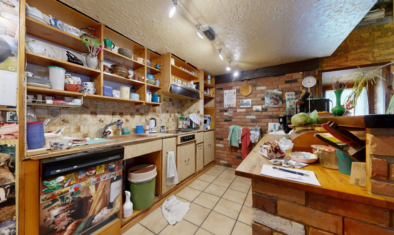küche mit light countertops, light floor, inside property, spritzputz decke, und textured ceiling