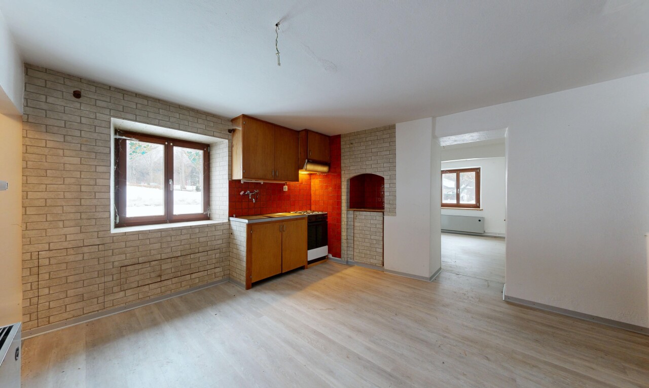 küche mit ziegelwand, brick wall, mittelbraune schränke, medium brown cabinets, und inside property
