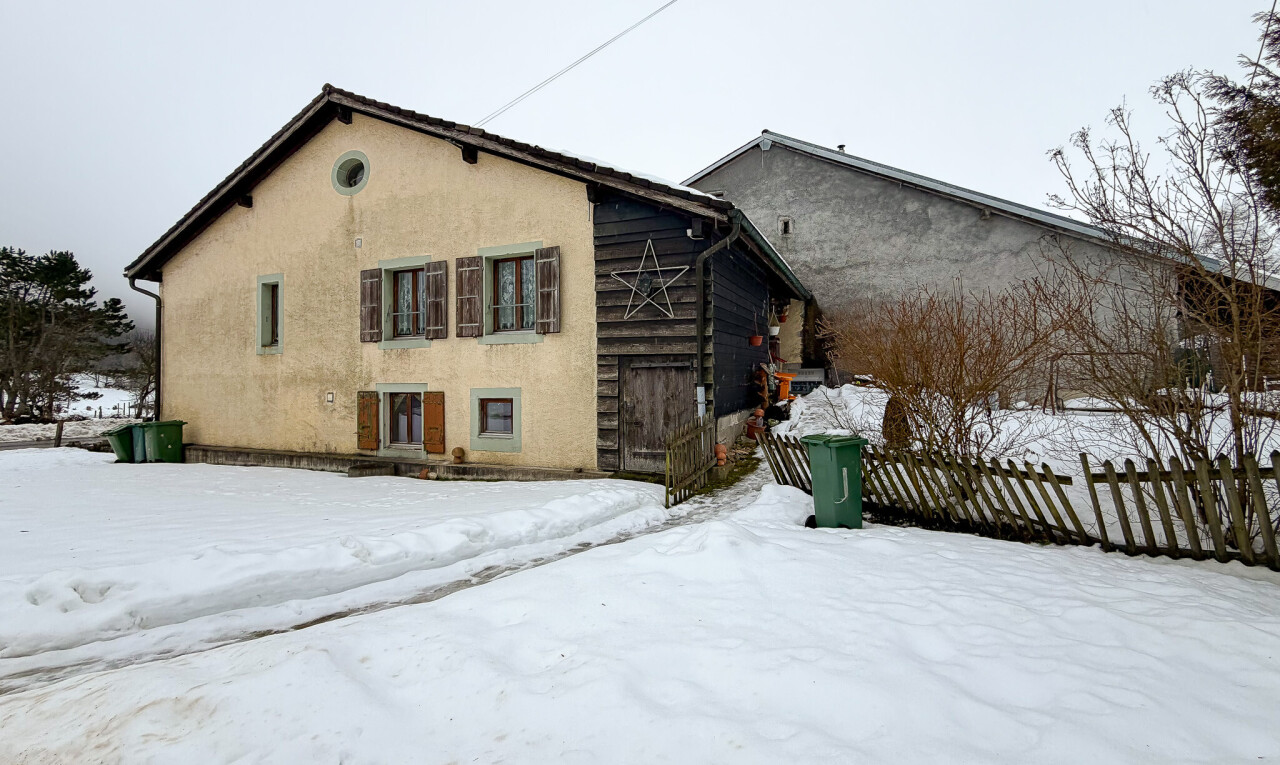 außenansicht mit zaun, overcast, property visible, und stuckverkleidung