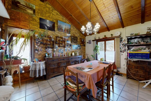 esszimmer mit balkendecke, beamed ceiling, inside property, fernseher, und hohe decke