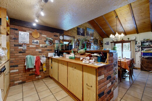 cuisine avec inside property, mur en brique, brick wall, sol en carrelage, et tile floor