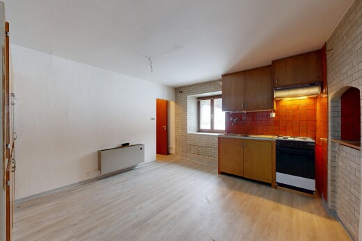 cuisine avec brick wall, mur en brique, light floor, inside property, et hotte