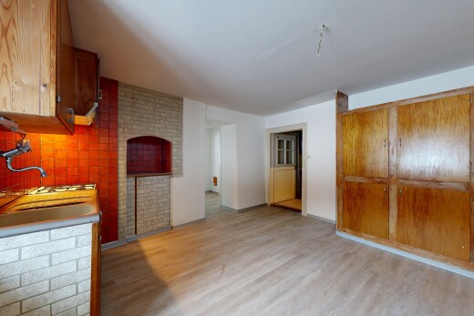 cuisine avec sol en finition bois, wood finish floor, plans de travail, light countertops, et inside property