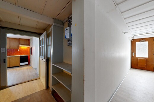 halle / korridor mit light floor, wood finish floor, holzfußboden, inside property, und küchenrückwand beim Herd