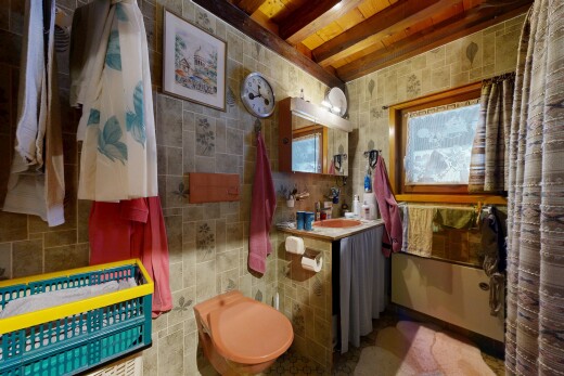 salle de bains avec inside property, miroir, plafond en bois, wood ceiling, et salle de bain complète