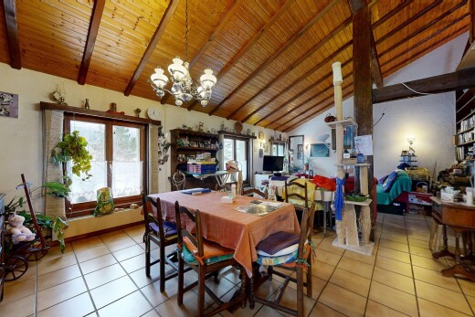 esszimmer mit inside property, gipskartonwand, drywall, balkendecke, und beamed ceiling