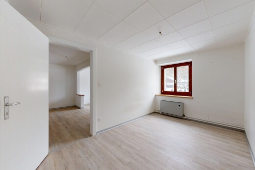 leerer raum mit holzfußboden, wood finish floor, inside property, gipskartonwand, und drywall