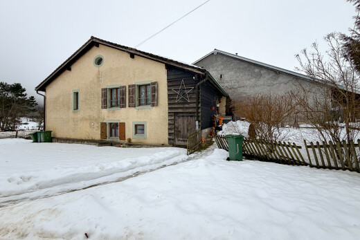 außenansicht mit zaun, overcast, property visible, und stuckverkleidung